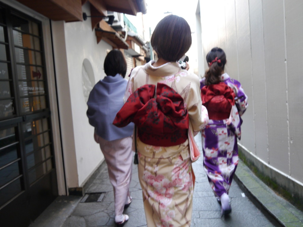 奈良の街には着物が良く似合う。